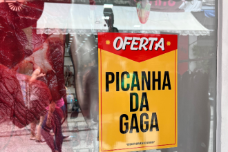 Quem anda pela Rua Senhor dos Passos, no coração do Saara, Centro do Rio, já consegue ouvir a música de Lady Gaga tocando nas caixas de som. Após o mega show da Madonna em 2024 inaugurar o plano ambicioso da Prefeitura do Rio de sediar sempre no mês de maio, um evento de grandes proporções, a cidade já se prepara para receber o show da Lady Gaga, marcado para o dia 3 de maio.