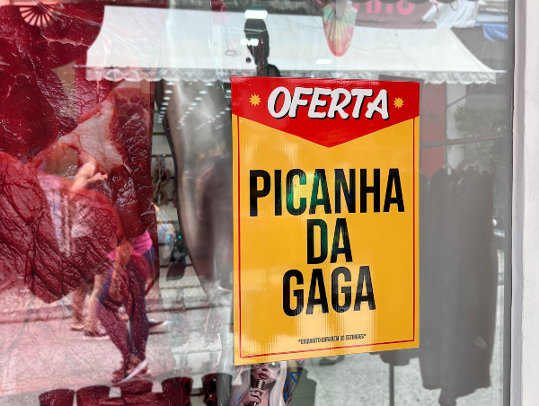 Quem anda pela Rua Senhor dos Passos, no coração do Saara, Centro do Rio, já consegue ouvir a música de Lady Gaga tocando nas caixas de som. Após o mega show da Madonna em 2024 inaugurar o plano ambicioso da Prefeitura do Rio de sediar sempre no mês de maio, um evento de grandes proporções, a cidade já se prepara para receber o show da Lady Gaga, marcado para o dia 3 de maio.