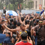 O governo do estado divulgou na última quinta-feira (6), o balanço das ações realizadas no carnaval 2025, entre a quinta-feira de pré-carnaval (27) e a Quarta-Feira de Cinzas (5). Os indicadores divulgados pela Secretaria Estadual de Segurança Pública mostraram que a edição de 2025 foi mais segura, em comparação com os números dos últimos anos, com redução nos índices de criminalidade.