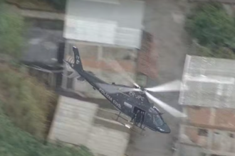 O piloto de um helicóptero da Polícia Civil foi baleado na cabeça durante uma operação na Vila Aliança, na Zona Oeste, na manhã desta quinta-feira (20). Ele estava pilotando uma aeronave do Serviço Aeropolicial da Coordenadoria de Recursos Especiais (Core) da Polícia Civil. O co-piloto precisou pousar a aeronave. Além de atirarem nos policiais, os criminosos também atearam fogo em barricadas.