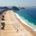 A cidade do Rio de Janeiro recebeu milhares de turistas nacionais e internacionais para o carnaval de 2025, e o setor hoteleiro tem muito o que festejar. O balanço divulgado nesta última quarta (5), mostrou uma média de ocupação na cidade de 98,62%, contra 86,92% de 2024. O retorno financeiro projetado se aproxima de R$ 5 bilhões.