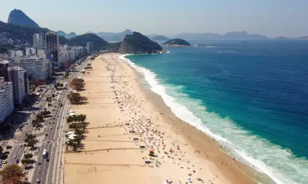 A cidade do Rio de Janeiro recebeu milhares de turistas nacionais e internacionais para o carnaval de 2025, e o setor hoteleiro tem muito o que festejar. O balanço divulgado nesta última quarta (5), mostrou uma média de ocupação na cidade de 98,62%, contra 86,92% de 2024. O retorno financeiro projetado se aproxima de R$ 5 bilhões.