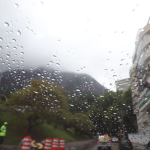 Após um "fervereiro" de temperaturas extremas e nenhum sinal de chuva, março se apresenta para os cariocas e fluminenses como uma possibilidade de alívio. Os últimos dias do verão — que chega ao fim em 20 de março — não serão tão secos, nem quentes ao extremo. É o que prevê o Instituto Nacional de Meteorologia (Inmet) para o mês de março.