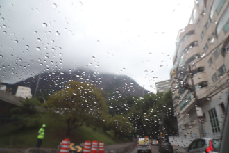 Após um "fervereiro" de temperaturas extremas e nenhum sinal de chuva, março se apresenta para os cariocas e fluminenses como uma possibilidade de alívio. Os últimos dias do verão — que chega ao fim em 20 de março — não serão tão secos, nem quentes ao extremo. É o que prevê o Instituto Nacional de Meteorologia (Inmet) para o mês de março.