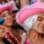 O carnaval acaba oficialmente nesta terça-feira (4), mas cariocas e turistas que estão na cidade do Rio de Janeiro ainda poderão curtir blocos de rua nos próximos dias. Segundo a Riotur, somente na Quarta-Feira de Cinzas (5), serão seis blocos autorizados a desfilar. Mas até domingo, os foliões terão mais de 40 opções pela cidade.