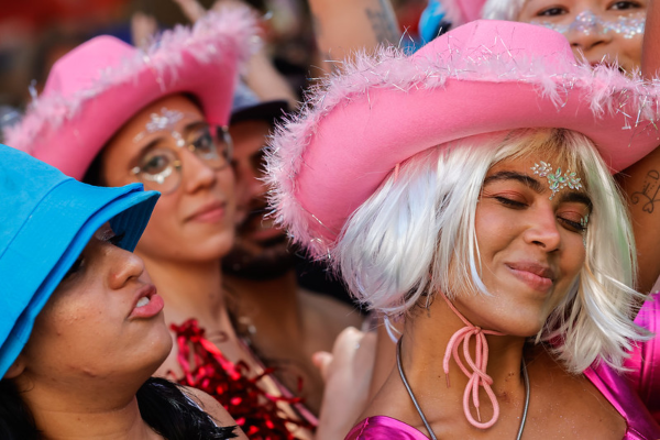 O carnaval acaba oficialmente nesta terça-feira (4), mas cariocas e turistas que estão na cidade do Rio de Janeiro ainda poderão curtir blocos de rua nos próximos dias. Segundo a Riotur, somente na Quarta-Feira de Cinzas (5), serão seis blocos autorizados a desfilar. Mas até domingo, os foliões terão mais de 40 opções pela cidade.