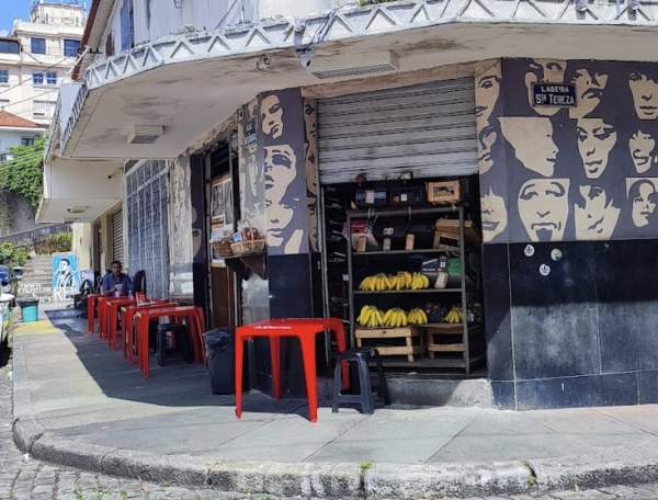 Um dos bairros mais charmosos do Rio de Janeiro e ponto turístico da cidade, Santa Teresa tem convivido neste verão não só com o aumento da violência como também com os constantes apagões de energia. A Rua Joaquim Murtinho, uma das principais vias de acesso ao bairro – e por onde sobe o tradicional bondinho – está entre as mais afetadas.