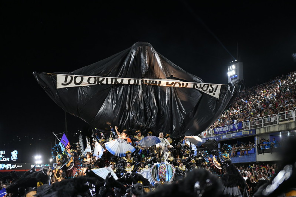 O segundo dia de desfiles do Grupo Especial nesta segunda-feira (3), foi marcada por enredos que celebraram raízes africanas. Unidos da Tijuca, Beija-flor de Nilópolis, Acadêmicos do Salgueiro e Unidos de Vila Isabel passaram pela Marquês de Sapucaí, em um noite de emoção e despedida na Avenida. Também por ser o último desfile de Neguinho da Beija-Flor como intérprete da agremiação nilopolitana.