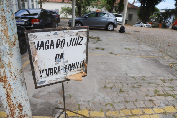 As varas cíveis do Fórum de Santa Cruz, na Zona Oeste do Rio, apresentam uma das estruturas mais precárias do estado, especialmente em razão do altíssimo volume processual enfrentado diariamente. A Comissão de Celeridade Processual da OABRJ foi surpreendida com a crítica situação, e realizou uma visita, na última quarta-feira (13).