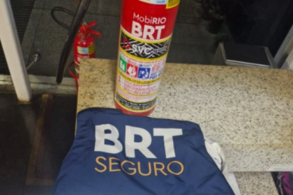 Agentes do programa BRT Seguro, da Secretaria de Ordem Pública (Seop) da Prefeitura do Rio, prenderam neste sábado (19), uma mulher pelo furto do extintor de incêndio da estação Ventura, em Jacarepaguá.