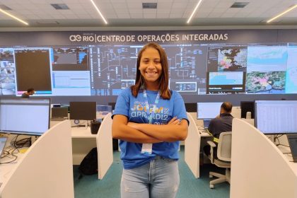 A jovem Bruna Vitória Ferreira, moradora da comunidade da Maré, conta ter encontrado uma chance de mudar sua trajetória ao ser contratada pela Águas do Rio por meio do Programa Jovem Aprendiz