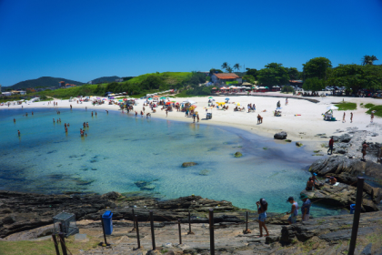 A Associação Brasileira da Indústria de Hotéis do Rio de Janeiro (ABIH-RJ) obteve nesta quarta-feira (16), uma liminar que anula os efeitos do decreto da Prefeitura de Cabo Frio, que limitava a circulação de ônibus turísticos no município. A decisão foi proferida pelo Tribunal de Justiça do Estado do Rio de Janeiro, com relatoria do Desembargador Marco Antônio Ibrahim.