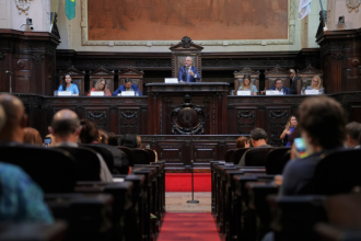 O plenário da Assembleia Legislativa do Rio (Alerj), recebeu nesta quarta-feira (2), Dia Mundial de Conscientização do Autismo, o seminário "Vivendo no Espectro", reunindo especialistas, parlamentares e familiares para discutir desafios e avanços na luta por direitos das pessoas autistas.