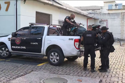 Policiais civis, em nova fase da Operação Contenção, cumprem mandados em investigação sobre uma rede de lavagem de dinheiro que atende ao Comando Vermelho (CV) e ao Primeiro Comando da Capital (PCC)