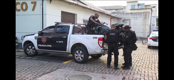 Policiais civis, em nova fase da Operação Contenção, cumprem mandados em investigação sobre uma rede de lavagem de dinheiro que atende ao Comando Vermelho (CV) e ao Primeiro Comando da Capital (PCC)