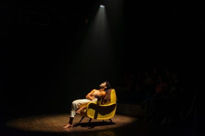 Espetáculo em Niterói joga luz sobre saúde mental e depressão