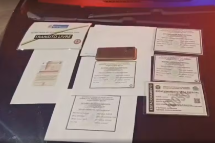 Um motorista foi detido pela Polícia Rodoviária Federal (PRF) no sábado (12), por usar um carro com placa adulterada, além de sirene e luzes típicas de viaturas da polícia, na Rodovia Presidente Dutra, na Baixada Fluminense. Ele afirma trabalhar para o prefeito de São João de Meriti, Léo Vieira (Republicanos), que nega.