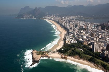 Bombeiros buscam por desaparecido no mar do Arpoador