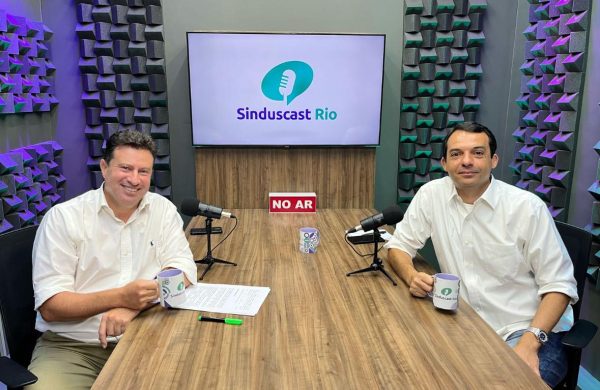 Licenças 100% digitais: uma revolução no mercado da construção 48 Novidade para o destravar o mercado imobiliário carioca: o secretário de Desenvolvimento Urbano e Licenciamento do Rio, Gustavo Guerrante, anunciou que a emissão de licenças para a construção será 100% digital, o que vai destravar investimentos. O anúncio foi feito no novo episódio do Sinduscast Rio, videocast do Sindicato da Indústria da Construção Civil (Sinduscon-Rio), apresentado pelo presidente Claudio Hermolin.