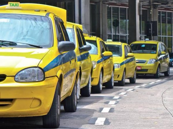 Paes autoriza táxis fabricados a partir de 2015 a rodarem até o fim do ano no Rio