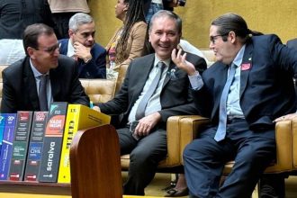 O prefeito Eduardo Paes e o deputado federal Tarcísio Motta, com Gilberto Perre, secretário executivo da Frente Nacional de Prefeitos, no plenário do STF, durante o julgamento da ADPF das Favelas: concordância sobre o Jaé