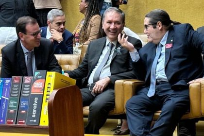 O prefeito Eduardo Paes e o deputado federal Tarcísio Motta, com Gilberto Perre, secretário executivo da Frente Nacional de Prefeitos, no plenário do STF, durante o julgamento da ADPF das Favelas: concordância sobre o Jaé