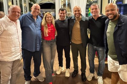 Ao centro, Dr. Luizinho e o aniversariante Felipe Michel: dupla posa com vereadores do Rio