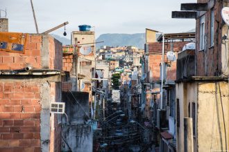 Idealizado pelo Conselho de Arquitetura e Urbanismo do Rio (CAU/RJ) com o objetivo de promover ações conjuntas com as comunidades, em busca de avanços na qualidade de vida dos moradores, o CAU/RJ Favela terá sua primeira edição no dia 25 de abril, no Centro de Artes da Maré