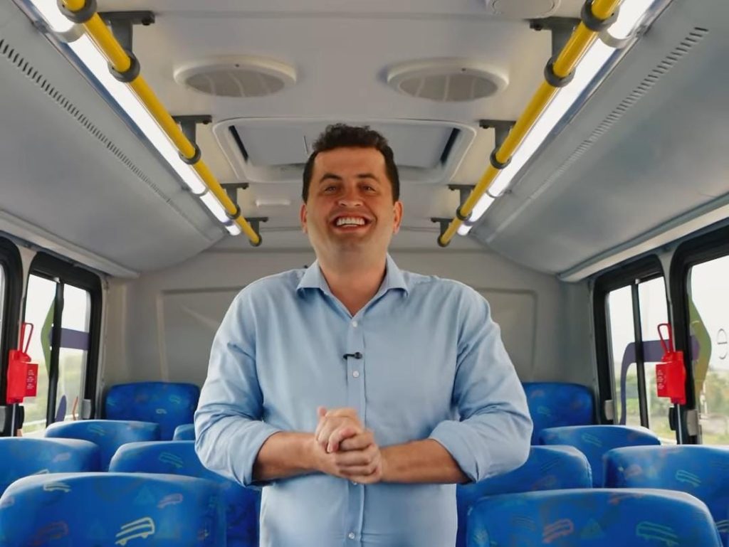 Justiça arquiva ação que pedia cassação de Netinho Reis por ônibus tarifa zero em Caxias