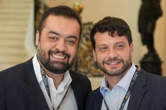 O governador Cláudio Castro e o titular de Meio Ambiente, Bernardo Rossi: só a participação do secretário na comitiva rumo a Dubai e Shangai vai custar R$ 168 mil aos cofres estaduais