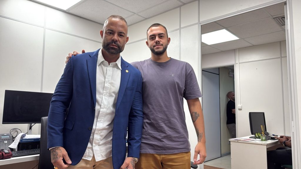 Poubel versus Poubel: Kauan e Glauber, filho e irmão do deputado estadual Filippe, vão se enfrentar na disputa por uma vaga de federal 62 O deputado Filippe Poubel e o filho, Kauan: o rapaz tem as bênçãos do pai para a disputa por uma vaga de deputado federal