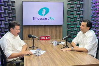 O presidente do Sinduscon-Rio, Claudio Hermolin, e o secretário de Desenvolvimento Urbano, Gustavo Guerrante, na gravação do Sinduscast: as novidades da prefeitura para o Centro e para a Zona Portuária