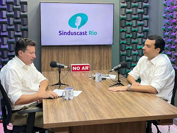 De alojamento de universitários a eventos de parar a Rua da Cerveja: ações vão movimentar Centro e Zona Portuária 54 O presidente do Sinduscon-Rio, Claudio Hermolin, e o secretário de Desenvolvimento Urbano, Gustavo Guerrante, na gravação do Sinduscast: as novidades da prefeitura para o Centro e para a Zona Portuária