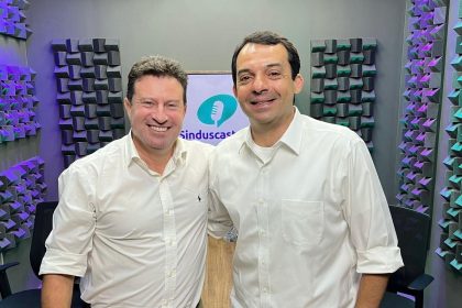 O presidente do Sinduscon-Rio, Claudio Hermolin, e o secretário de Desenvolvimento Urbano e Licenciamento do Rio, Gustavo Guerrante, na gravação do Sinduscast Rio: no videocast, entrevistado contou que a Prefeitura do Rio estuda a concessão de parques públicos à iniciativa privada