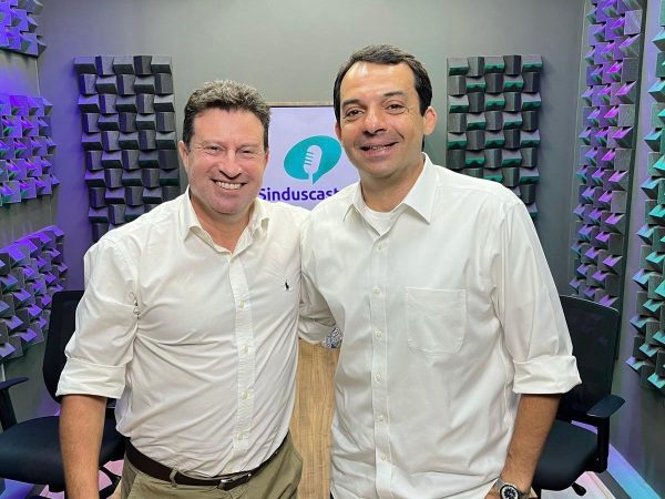 O presidente do Sinduscon-Rio, Claudio Hermolin, e o secretário de Desenvolvimento Urbano e Licenciamento do Rio, Gustavo Guerrante, na gravação do Sinduscast Rio: no videocast, entrevistado contou que a Prefeitura do Rio estuda a concessão de parques públicos à iniciativa privada