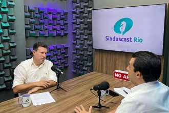 O presidente do Sinduscon-Rio, Claudio Hermolin, e o secretário de Desenvolvimento Urbano e Licenciamento do Rio, Gustavo Guerrante, na gravação do Sinduscast Rio: ambos concordam que o Reviver Centro 3 deve focar em melhorias em mobilidade, segurança pública e conservação dos espaços no Porto Maravilha