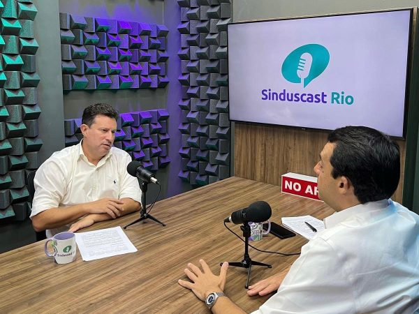O presidente do Sinduscon-Rio, Claudio Hermolin, e o secretário de Desenvolvimento Urbano e Licenciamento do Rio, Gustavo Guerrante, na gravação do Sinduscast Rio: ambos concordam que o Reviver Centro 3 deve focar em melhorias em mobilidade, segurança pública e conservação dos espaços no Porto Maravilha