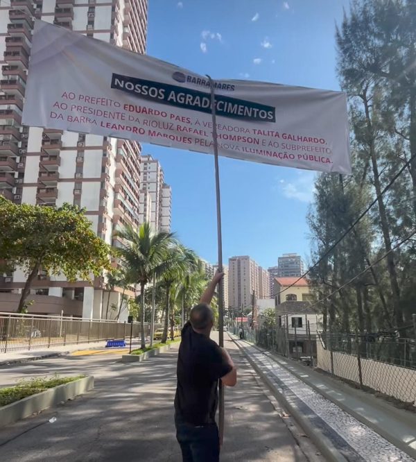 Em dia de fúria, Anderson Moraes arranca faixas agradecendo Paes por 'nova iluminação pública'