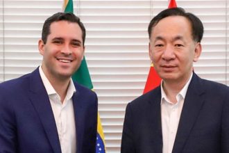 Coincidência: o vice-prefeito Eduardo Cavaliere recebe o vice-prefeito de Beijing no mesmo dia em que a Prefeitura do Rio publica o patrocínio do Summit Econômico Brazil-China 2025