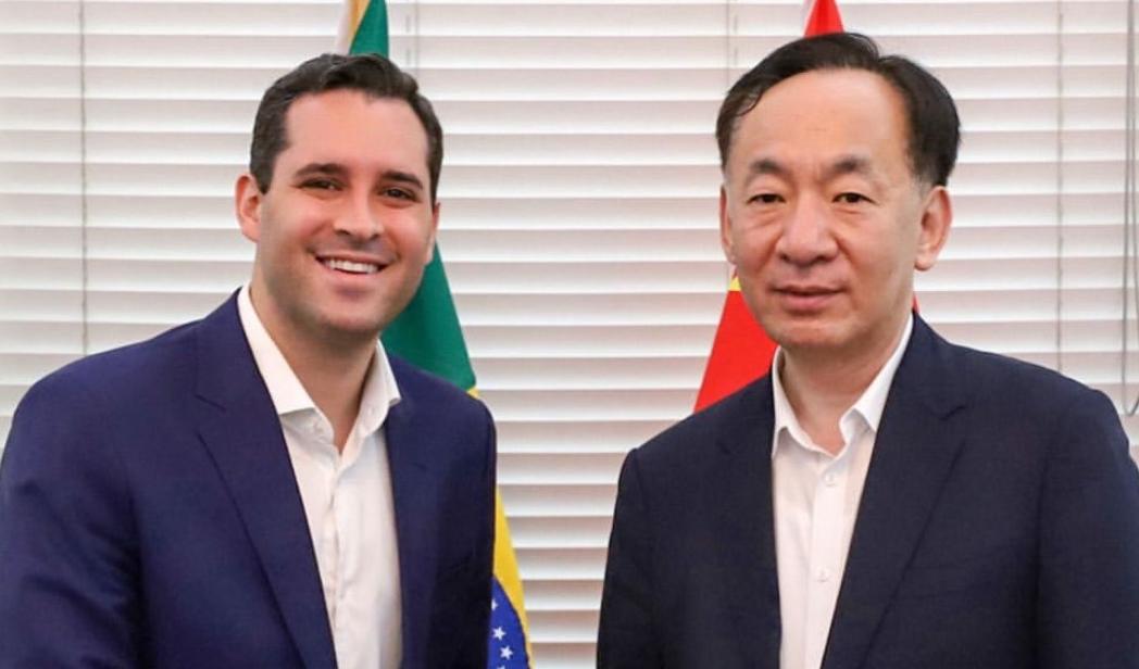 Prefeitura usa dinheiro da Comlurb para patrocinar evento na China 48 Coincidência: o vice-prefeito Eduardo Cavaliere recebe o vice-prefeito de Beijing no mesmo dia em que a Prefeitura do Rio publica o patrocínio do Summit Econômico Brazil-China 2025