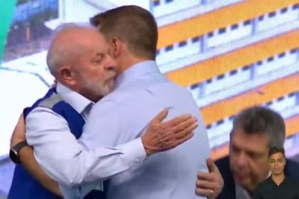 O presidente Lula abraça Wladimir Garotinho: prefeito de Campos foi vaiado pelos petistas na solenidade da inauguração do novo campus da UFF