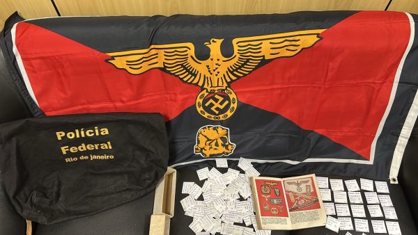 Um homem de 70 anos foi preso em flagrante, na manhã desta terça (15), por ter em sua residência objetos contendo símbolos nazistas, que seriam comercializados pela internet. A ação faz parte da Operação Lembrança Ingrata, deflagrada pela Polícia Federal, com o objetivo de apurar a prática do crime de apologia ao nazismo. 