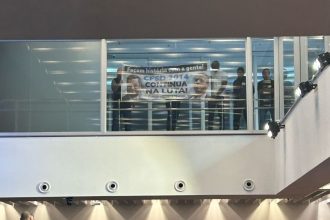 Candidatos de concursos pedem por convocações na galeria da Alerj