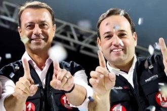 Publicação no perfil de Pedro Paulo Quinzinho, nas redes sociais, em 11 de abril, Dia do Prefeito: a foto mostra o atual alcaide, mas também o antecessor, André Português, que não está mais no cargo mas não desencarna
