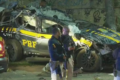 A viatura da PRF que bateu num carro de passeio e num poste, na Avenida Brasil, durante a perseguição a dois motociclistas que fugiram de uma blitz