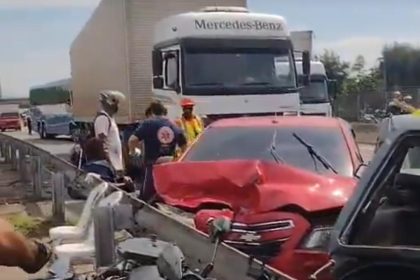 Acidente fecha pista da Dutra e deixa caminhoneiro preso nas ferragens