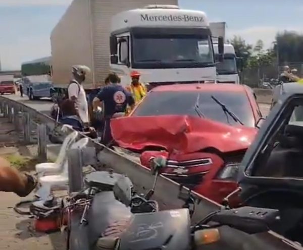 Acidente fecha pista da Dutra e deixa caminhoneiro preso nas ferragens