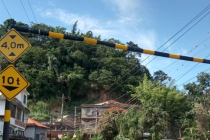 A ponte ameaçada em Itaipava e o limitador de altura instalado pela prefeitura: motoristas teimam em desrespeitar a regra