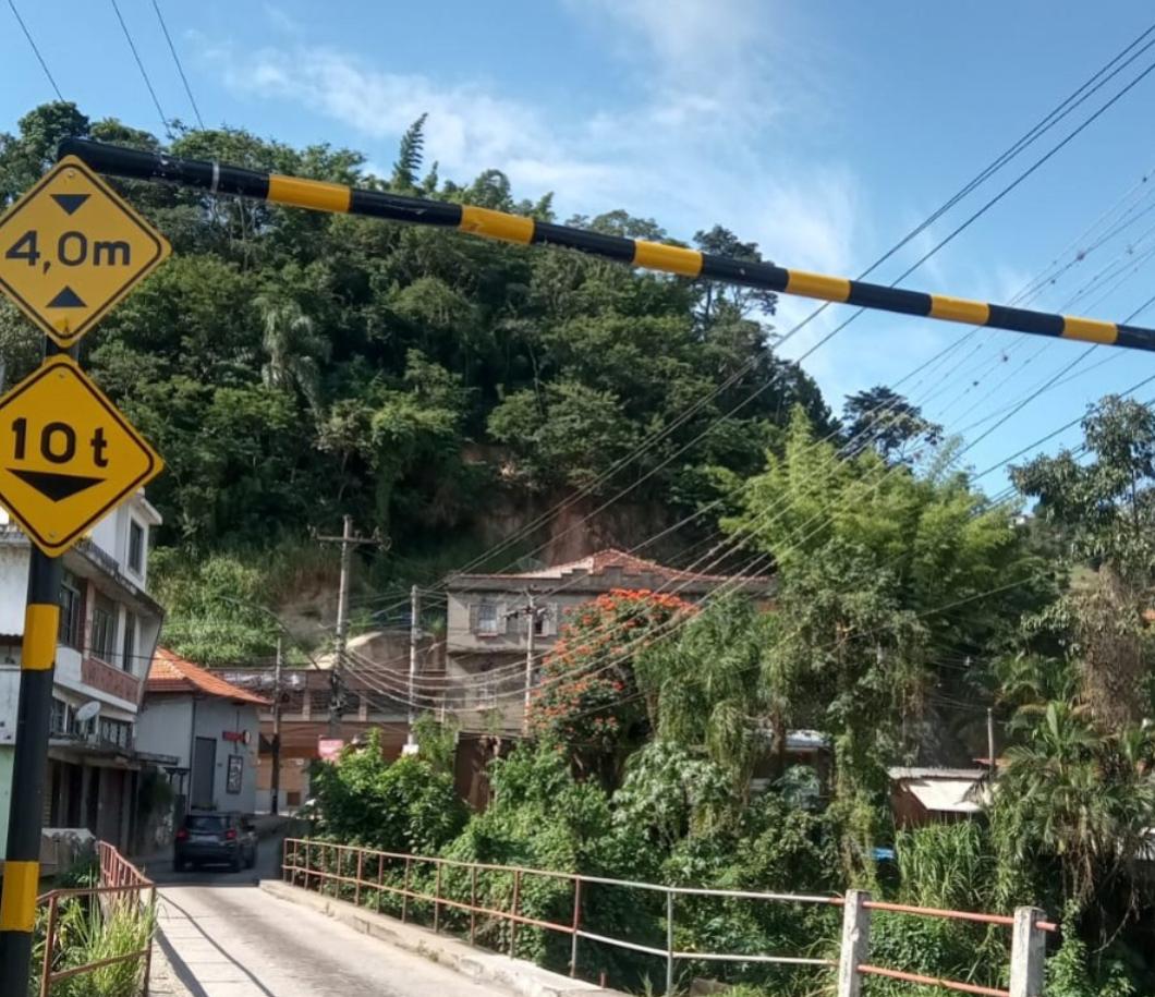 A ponte ameaçada em Itaipava e o limitador de altura instalado pela prefeitura: motoristas teimam em desrespeitar a regra