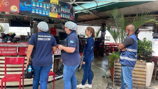 Fiscalização para show de Lady Gaga autua oito quiosques em Copacabana 48 Fiscalização para show de Lady Gaga autua oito quiosques em Copacabana